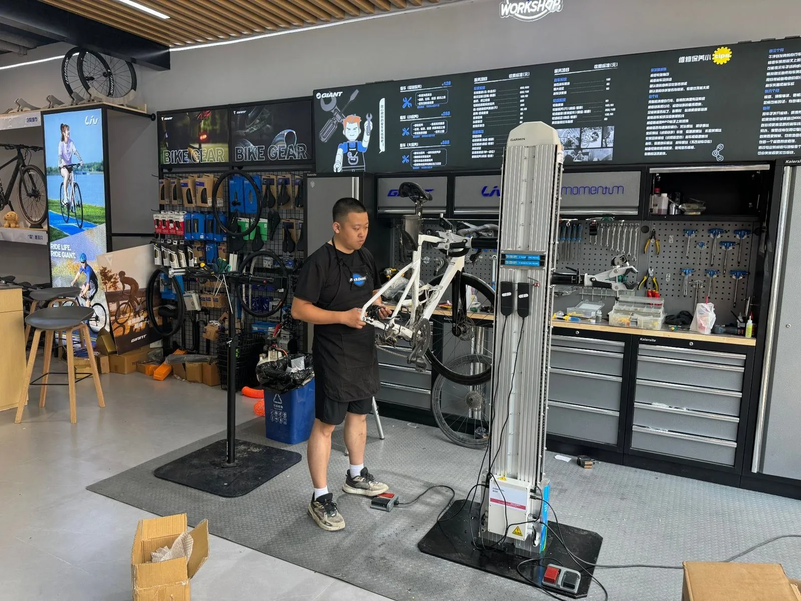 EASTPARTS service workshop — electric lifting stand in daily use